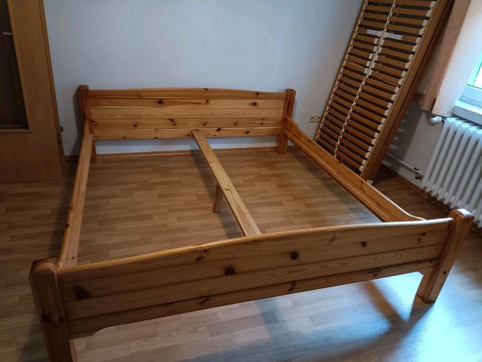 Doppelbett aus Echtholz inkl. 2 Lattenroste, 180x200 cm, Kiefer in Dresden