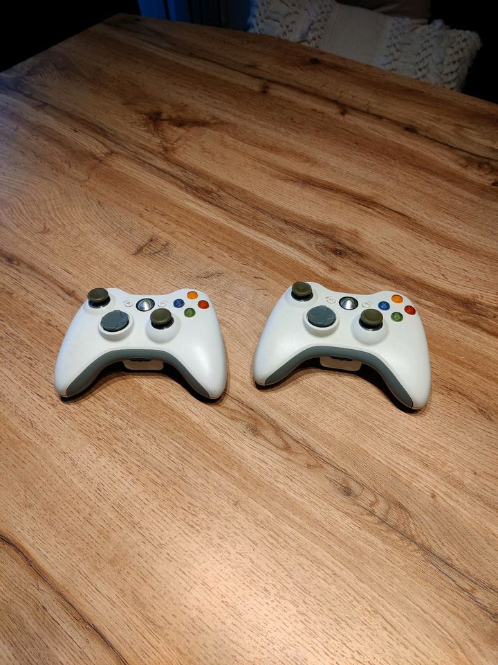 Xbox 360 mit 2 Controllern in Poppenricht