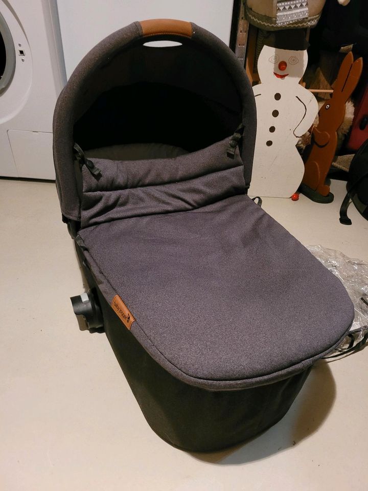 Babyschale babywanne babyjogger inkl. Zubehör in Kusterdingen