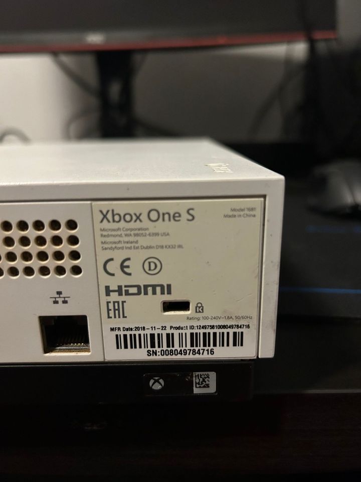 Xbox One S Laufwerk 2 Controller 3 Spiele Headset in Neustadt am Rübenberge
