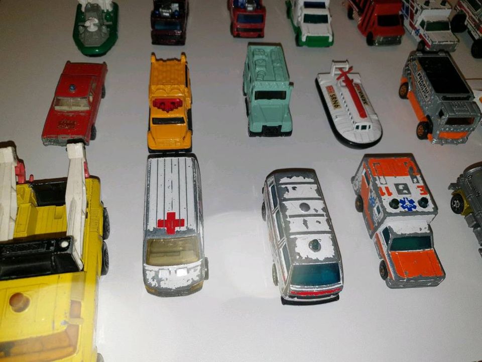 26 Matchbox Autos Sammlung + 1 Truck Ferrari in Siegburg