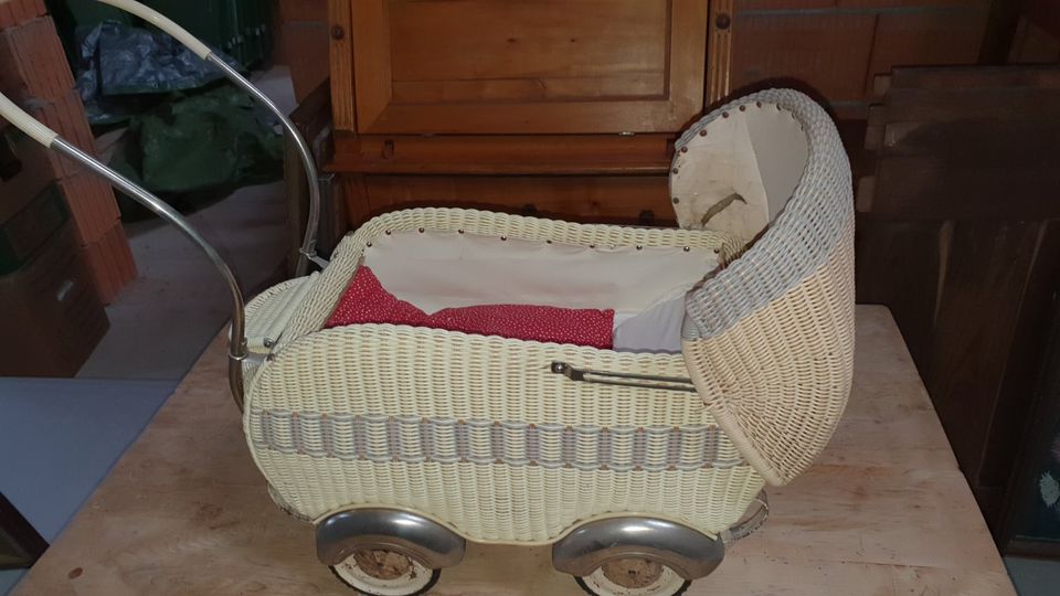 alter Korb Puppenwagen, 50er Jahre, Kinderwagen mit Bettchen in München -  Laim | Kunst und Antiquitäten gebraucht kaufen | eBay Kleinanzeigen ist  jetzt Kleinanzeigen