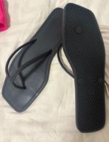 H&M Zehensandalen Badesandalen schwarz Gr.39 NEU Niedersachsen - Hildesheim Vorschau