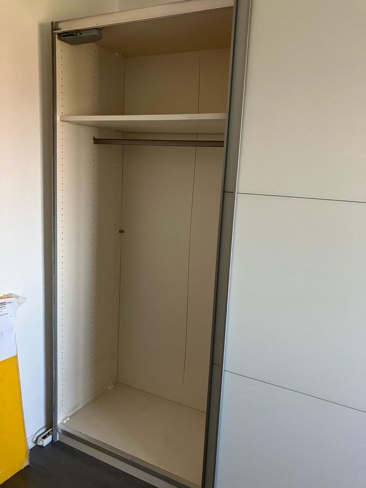 1x Kleiderschrank weiß Schwebetüren 204x220x65 (BxHxT) bis 02.06. in Stuttgart