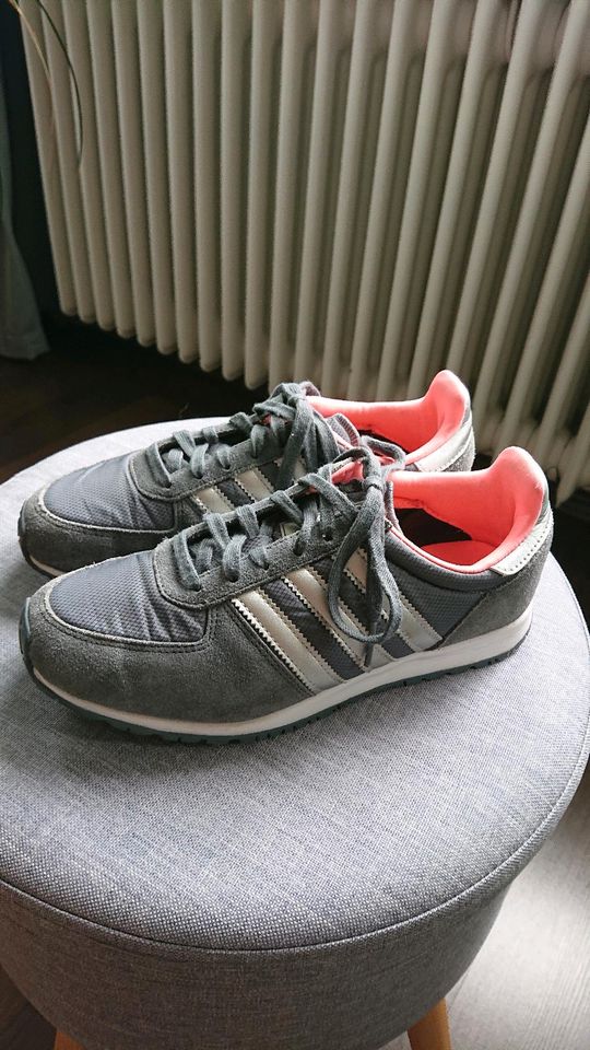 Adidas Sneaker Turnschuhe Grau Silber Pink Gr. 36 2/3 neuwertig in Wuppertal