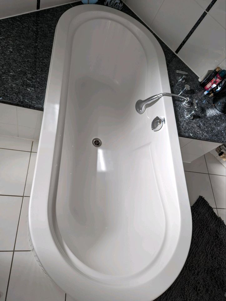 Badewanne, Waschtisch Eckschrank Bademöbel Badezimmer Hochschrank in Forstern