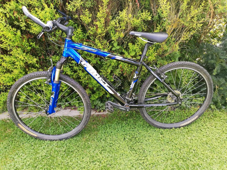 Fahrrad blau-schwarz Rahmengröße 44 cm von "Ghost" in Balve