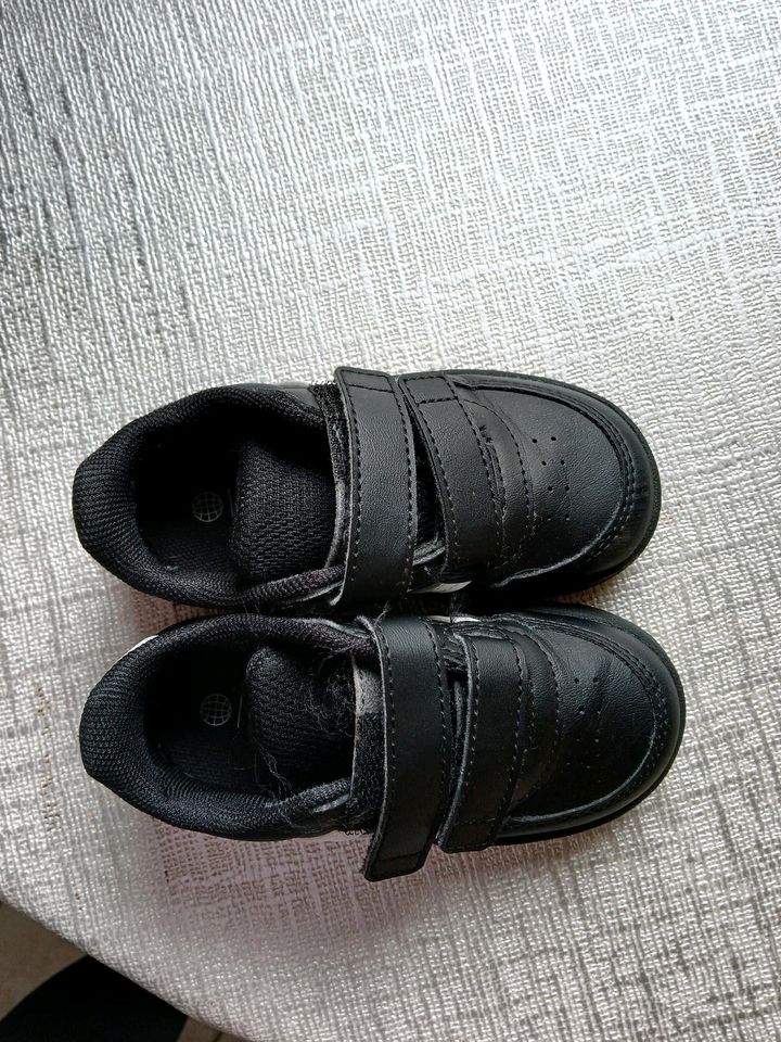 Adidas Kinderschuhe in Schonungen