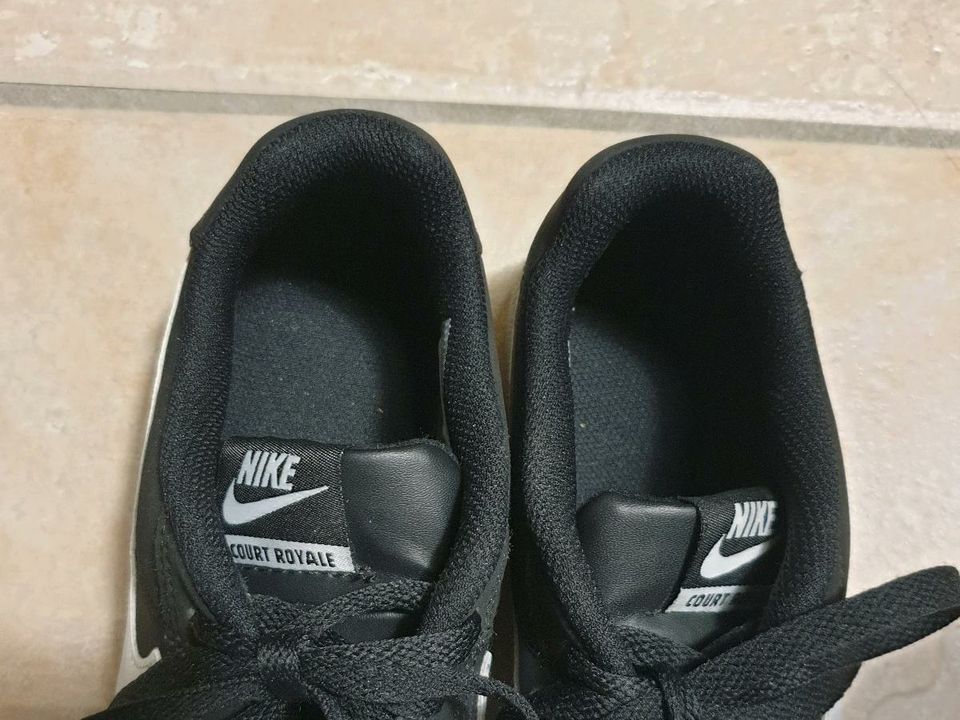 Retro Nike Sneaker schwarz Gr. 39 fallen wie 38 aus in Kleinwallstadt