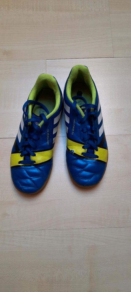 adidas Hallenfußballschuhe in Größe 36 2/3 in Bahretal