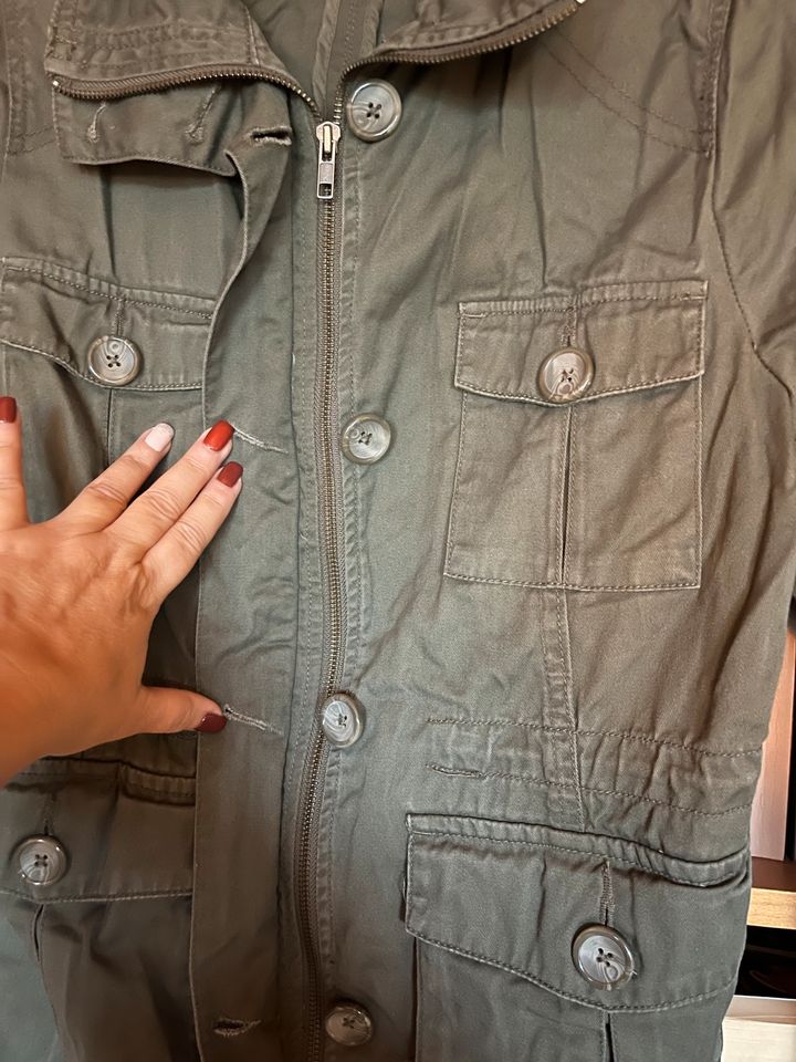 Jacke H&M Khaki Gr. 44 Top Zustand in Meckenheim