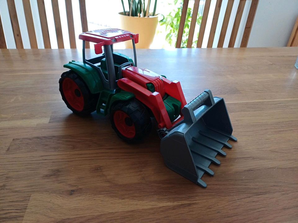 Traktor von Lena mit Schaufel für ein Päckchen Gummibärchen  in Schechen