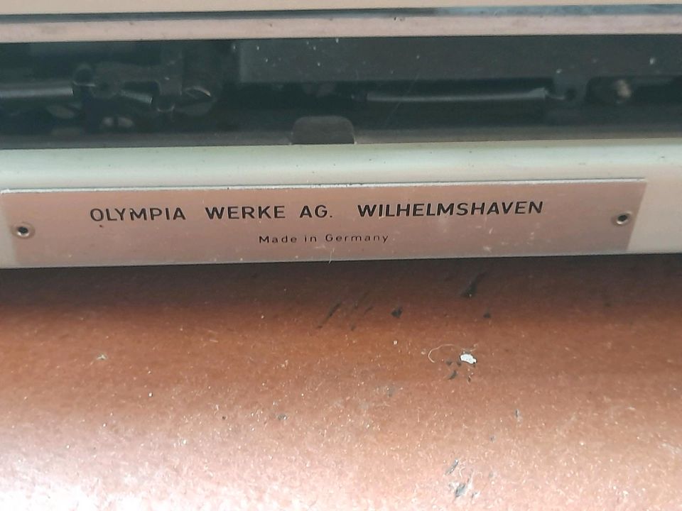 Schreibmaschine Olympia in Wustrow (Wendland)