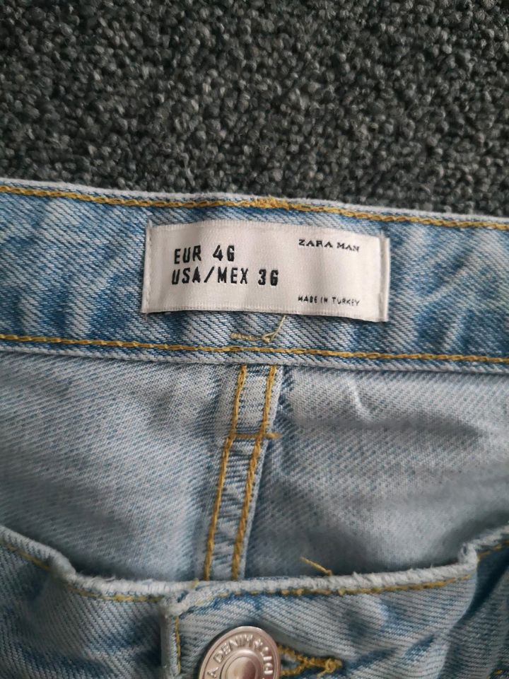 Zara Ripped Jeans Short in München