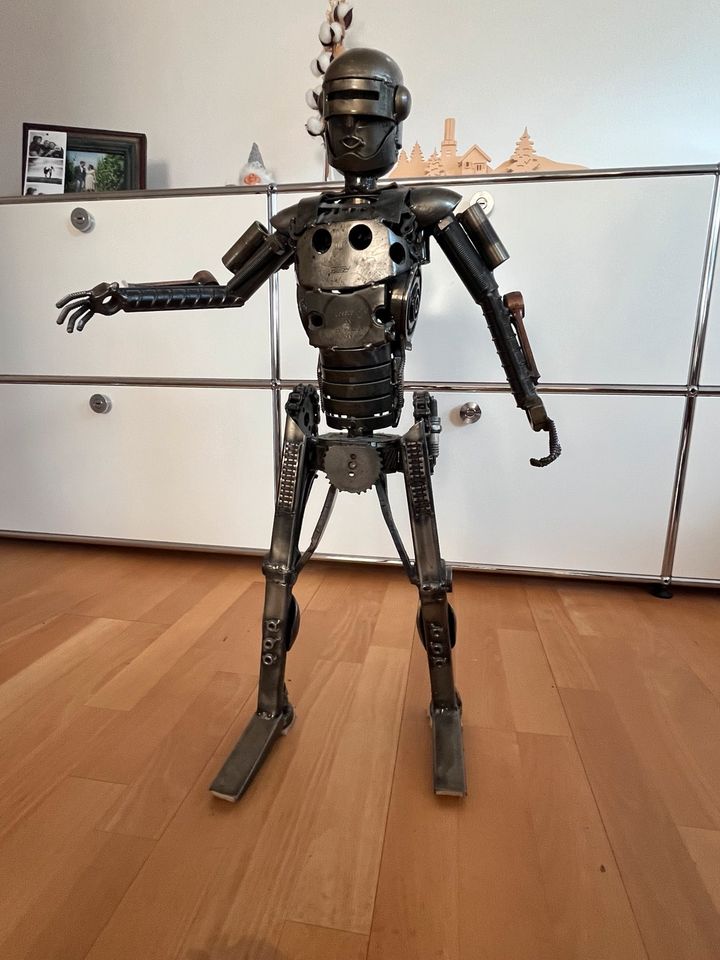 Robocop Roboter Figur geschweißt Metall in Weilrod 