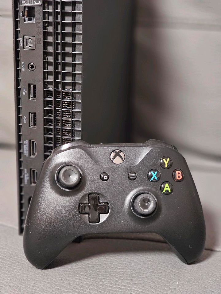 Xbox One X 1TB (neuwertig) mit Orig.Verpackung in Kirchheim unter Teck