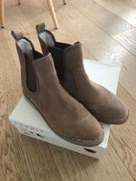 Esprit Wildleder Booties Gr. 41 Stiefel Chelsea Leder braun beige Niedersachsen - Hemmingen Vorschau