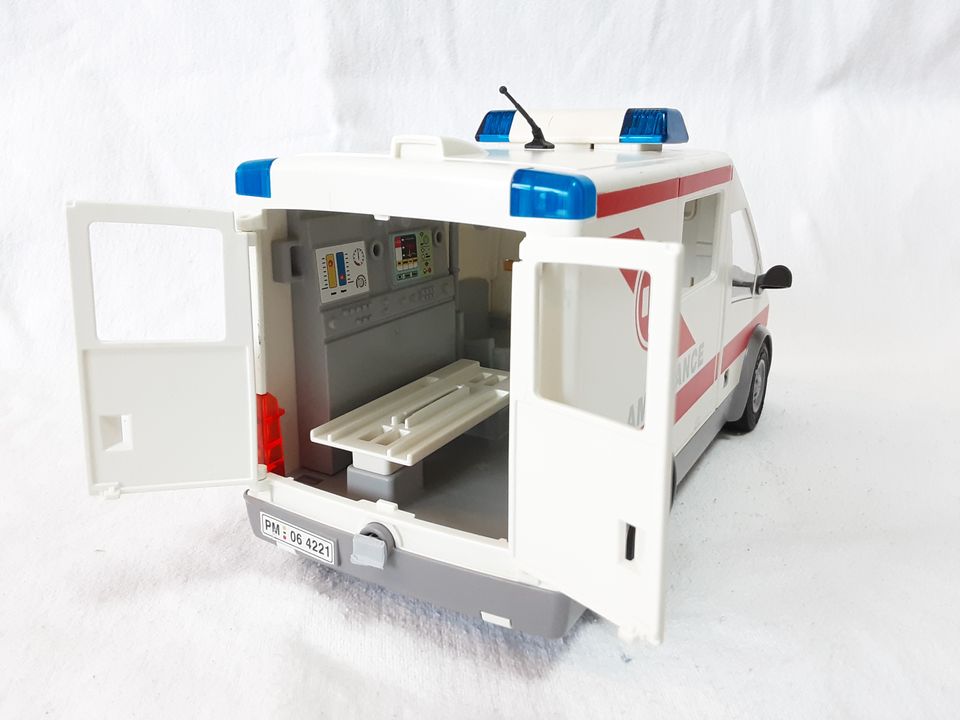 Playmobil 4221 Krankenwagen Rettungstransport Set in Niedermurach