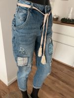 JEANS HOSE MIT APPLIKATIONEN Gr. M Naiif Boutique Stretch Rheinland-Pfalz - Bornheim Pfalz Vorschau