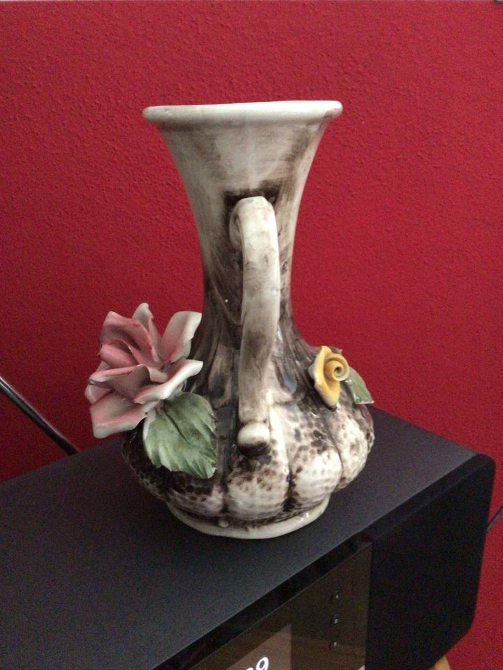 Italienische Capodimonte Vase in Karlshuld