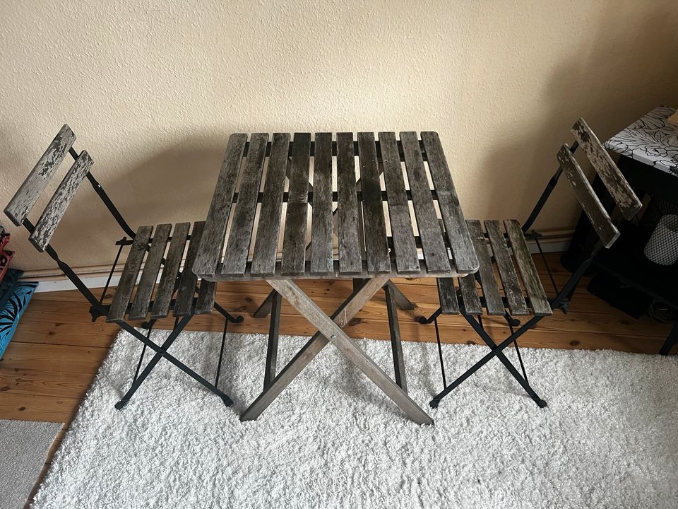 Gartentisch mit zwei Stühlen in Berlin