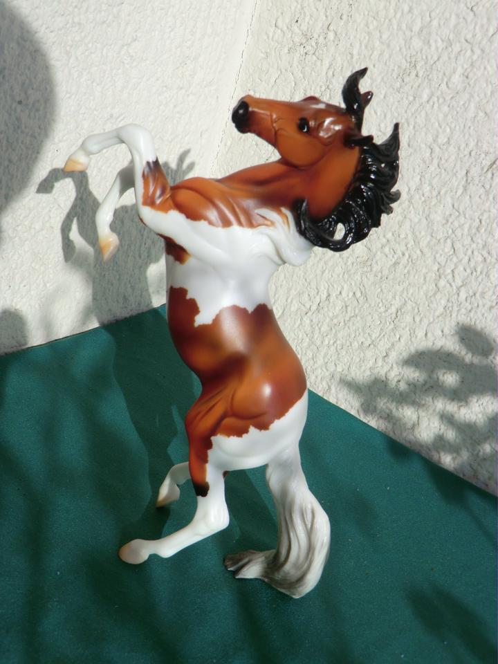 MODELLPFERD BREYER SILVER BAY PINTO TREASURE HUNT USA 2006 LSQ in Oberursel (Taunus)