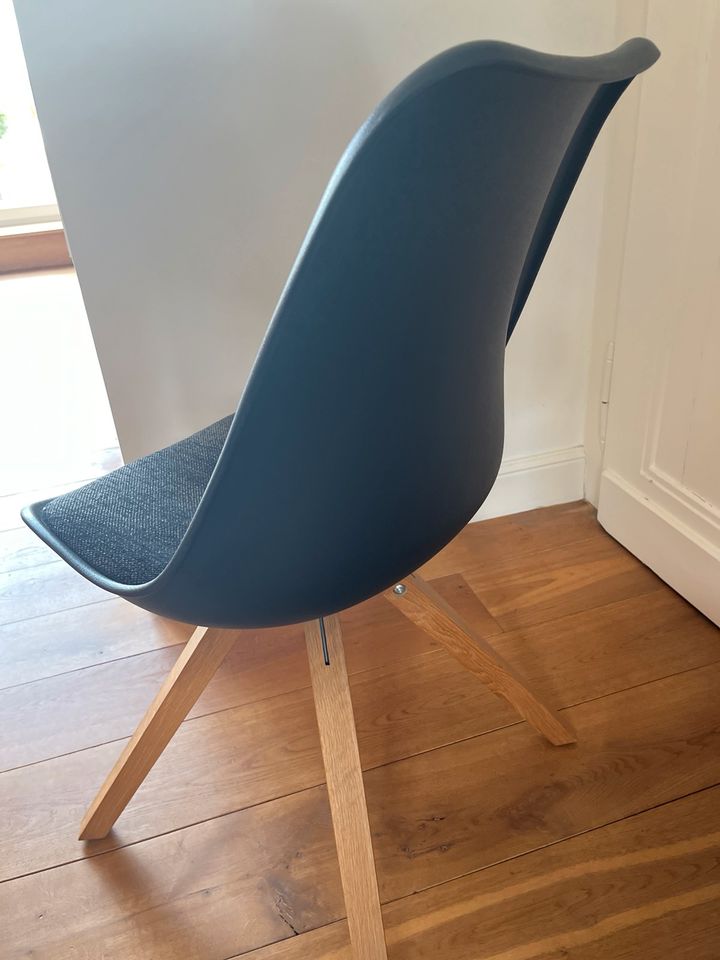 2 Stühle in Schwarz/Holz-Optik in Essen