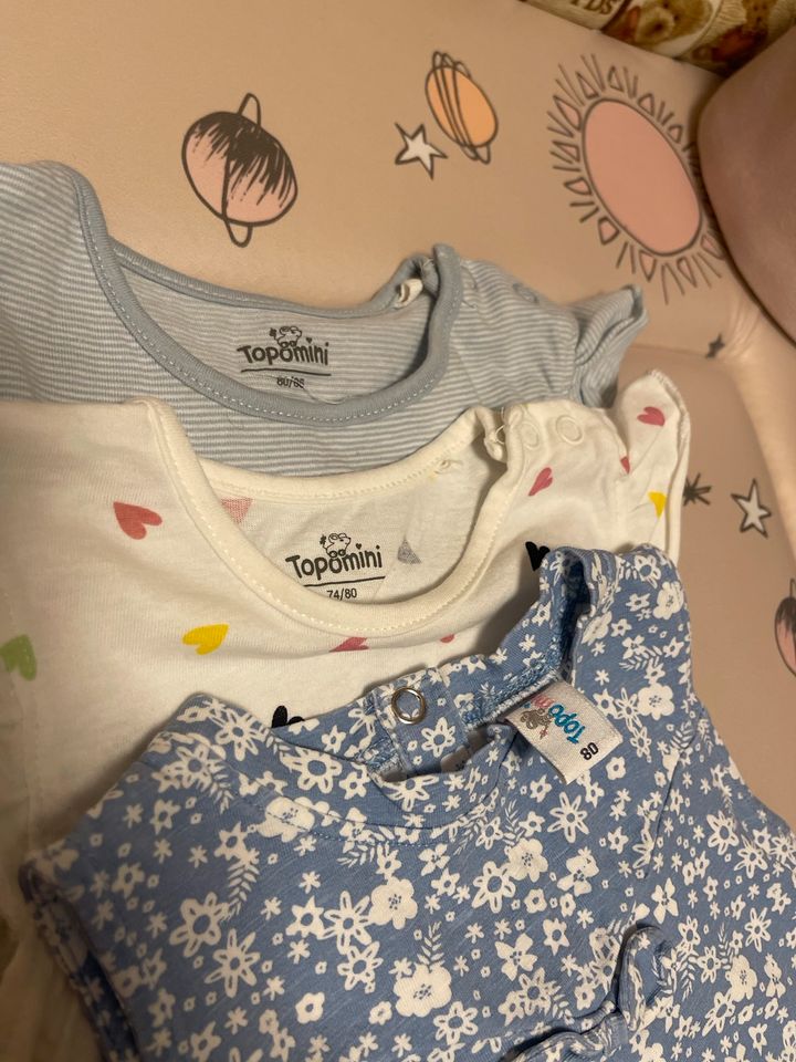 Kleidungspaket Set Mädchen Baby Bodys Kleider T-Shirts 74 80 in Kirchberg