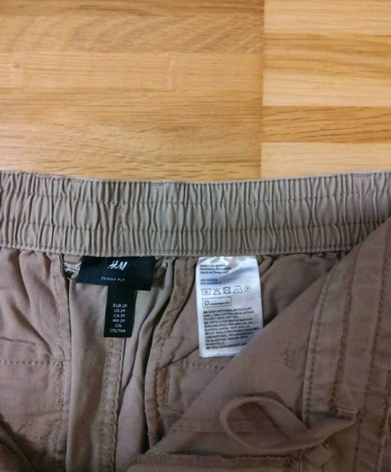 Beige H&M Cargohose Gr. 29 skinny fit in Ellwangen (Jagst)