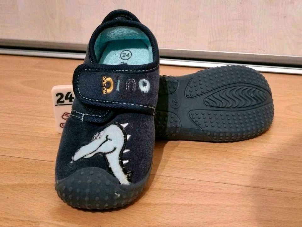 Neuwertig: Kinderschuhe Gr. 23 24 25 Crocs Hausschuhe Stiefel x9y in Rösrath