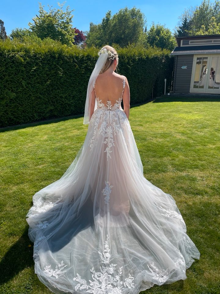 Brautkleid Gr.34 mit zartem Tüll und raffinierter Spitze in Bechtolsheim