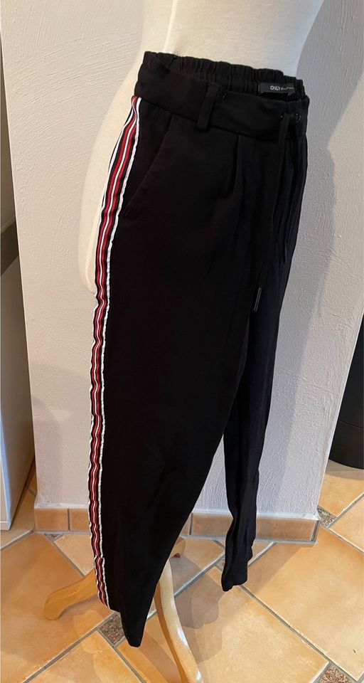 Joggpants mit Gallonstreifen schwarz/weiß/rot in Bilshausen