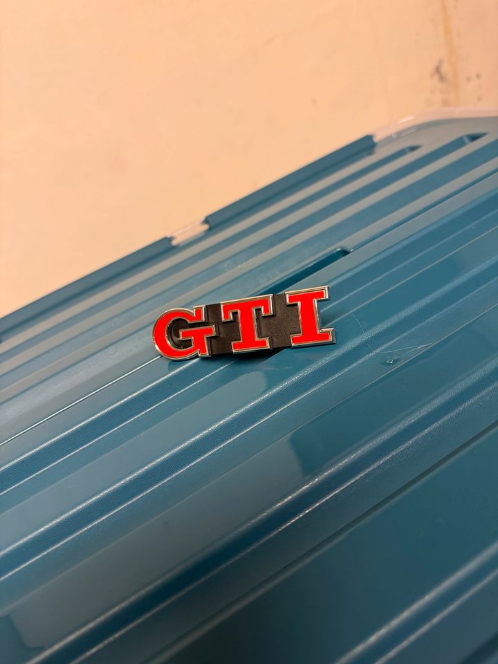 Original VW Golf 7 GTI  Zeichen Emblem vorn im Kühlergrill rot in Uelzen