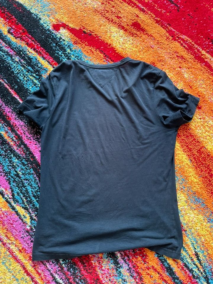 Tommy Hilifiger T-Shirt V-Neck schwarz Größe L in Berlin