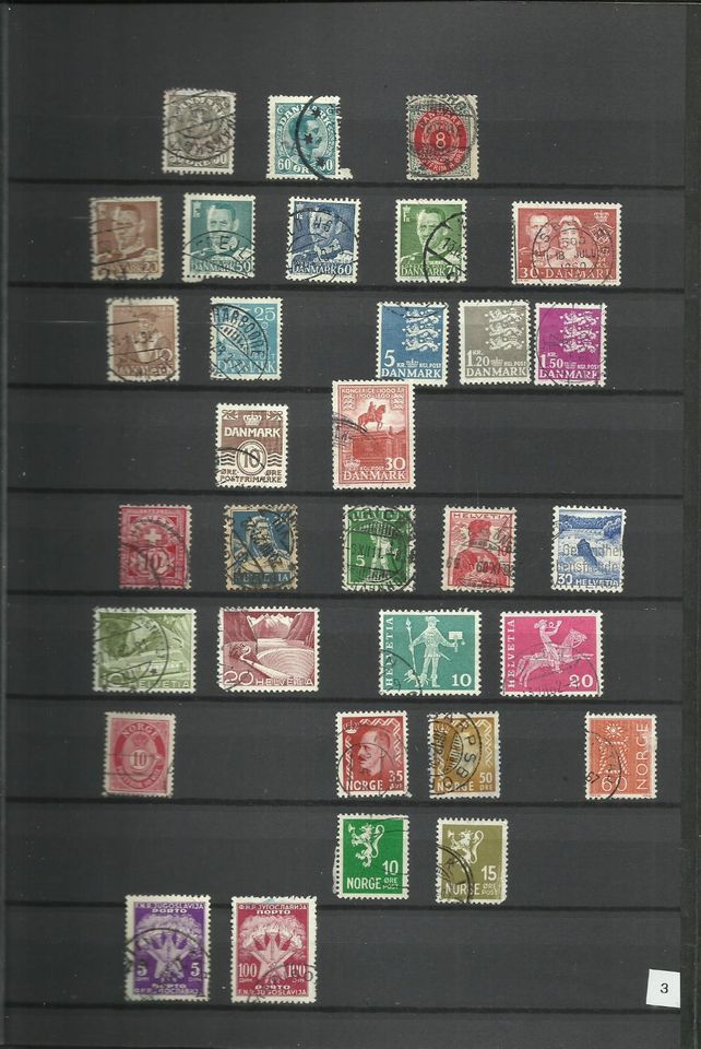Briefmarkenalbum mit diversen Briefmarken / Karten in Berlin