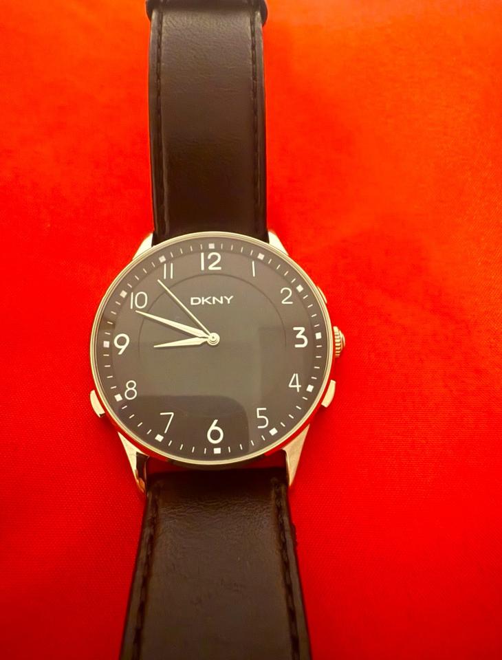 DKNY Klassische Herrenuhr – Elegante Minimalismus trifft Stil in Mildenau