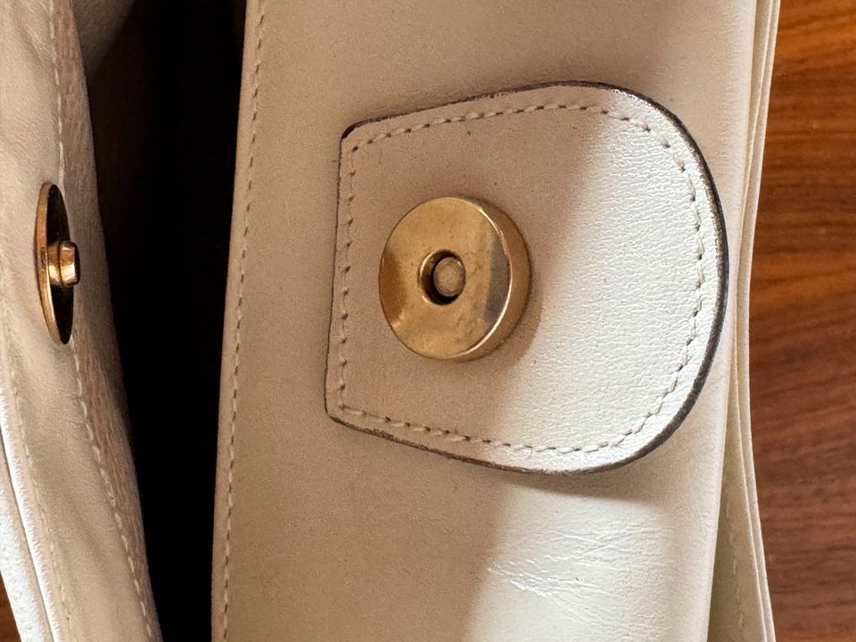 Damen Handtasche neuwertig in echtem Leder in creme in München