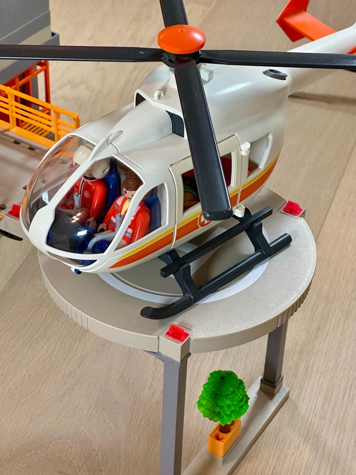 Playmobil Kinderklinik 6657 mit Einrichtung und Hubschrauber in Düsseldorf