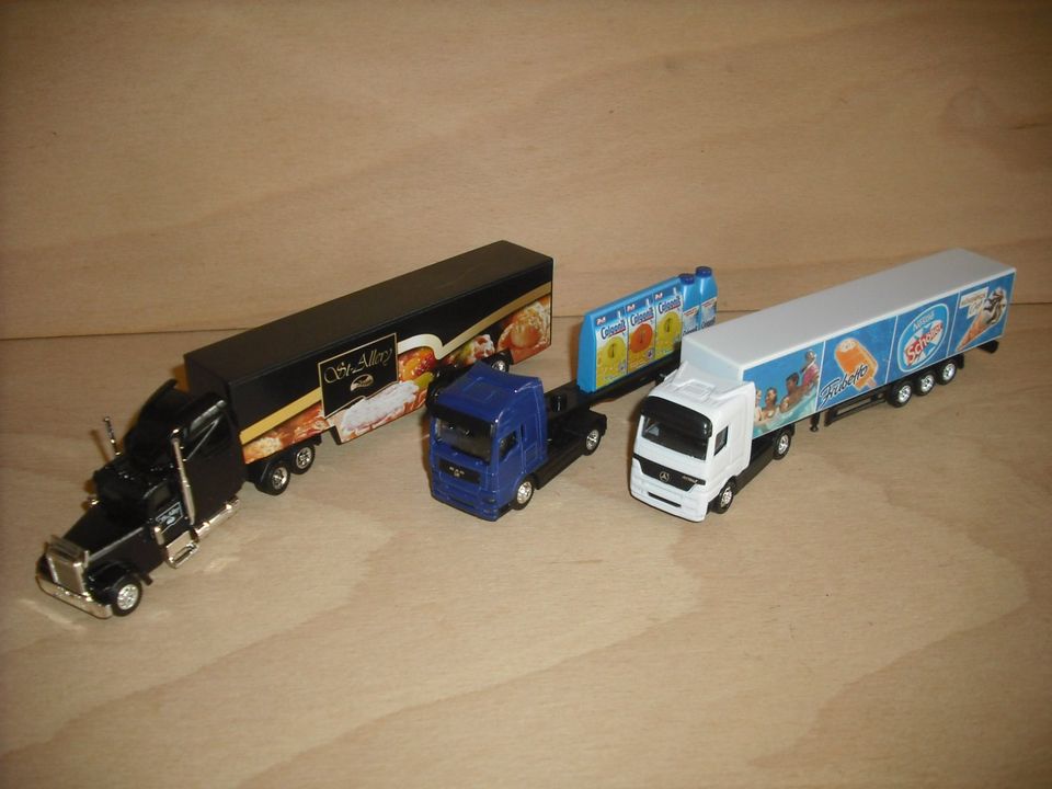 19  Werbetrucks ca.  1 : 87  in Plastikvitrine in Hildesheim