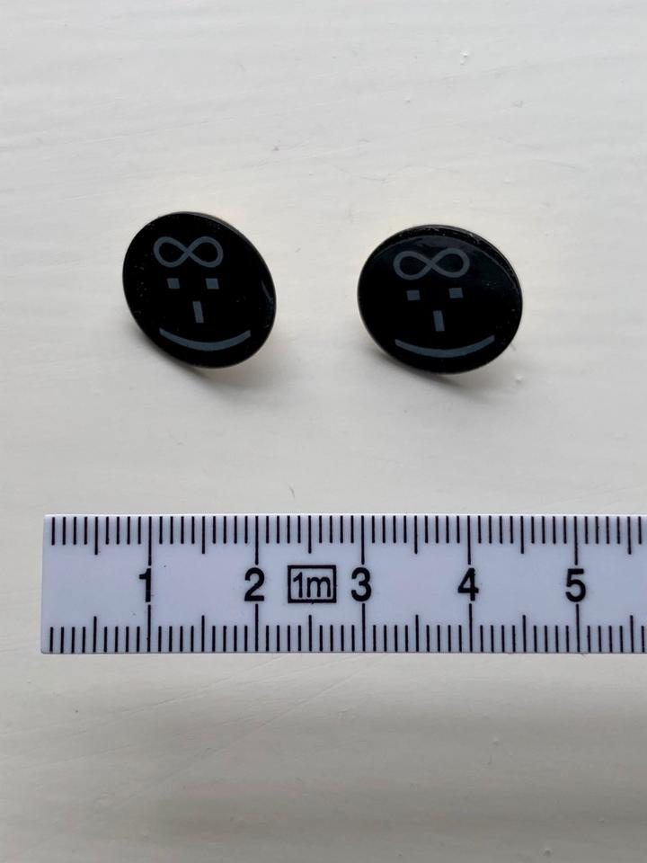 Bayerischer Rundfunk 2 Buttons Pins schwarz Smiley in München
