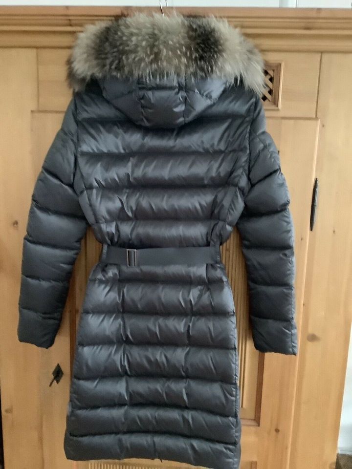 MONCLER Daunenmantel mit Pelz Gr. 2/ DT 38 Top Zustand in Essen