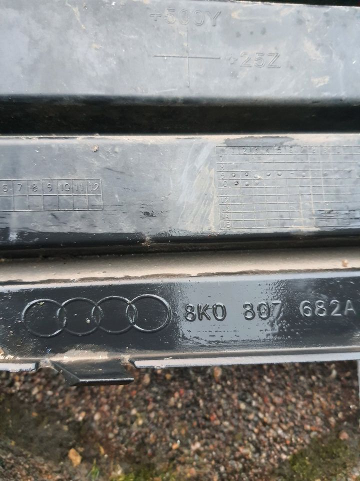 Audi A4 B8 original Kühlergrill Frontgrill in Parthenstein (bei Grimma)