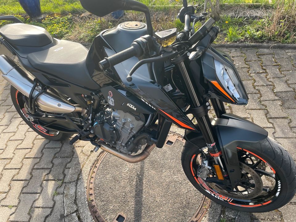 KTM Duke 890 schwarz mit Quickshifter in Königsbronn