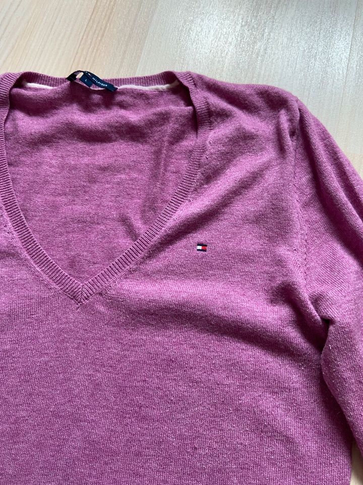 Tommy Hilfiger Pullover 54% Wolle in Farbe Beere Gr. L top in Barntrup