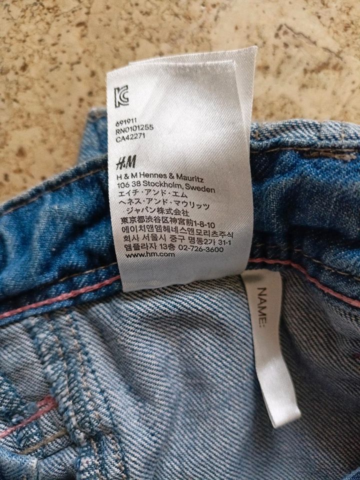 H&M kurze Latzhose Jeansstoff Größe 104 in Solms