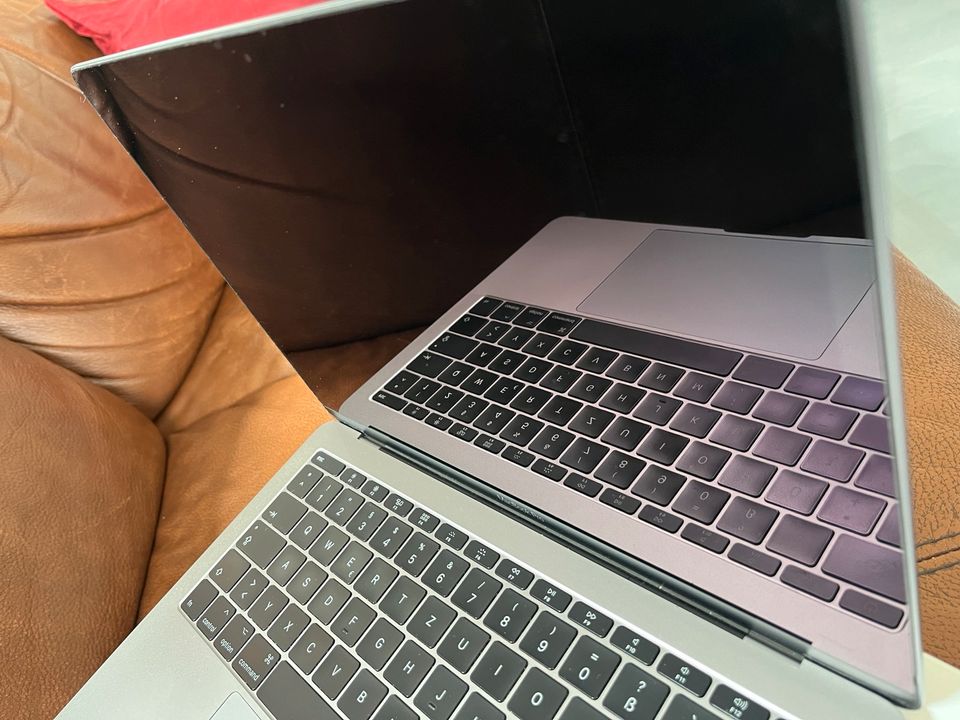 MacBook Pro (13-inch, 2017, Two Thunderbolt 3 ports), A1708 in Aalen