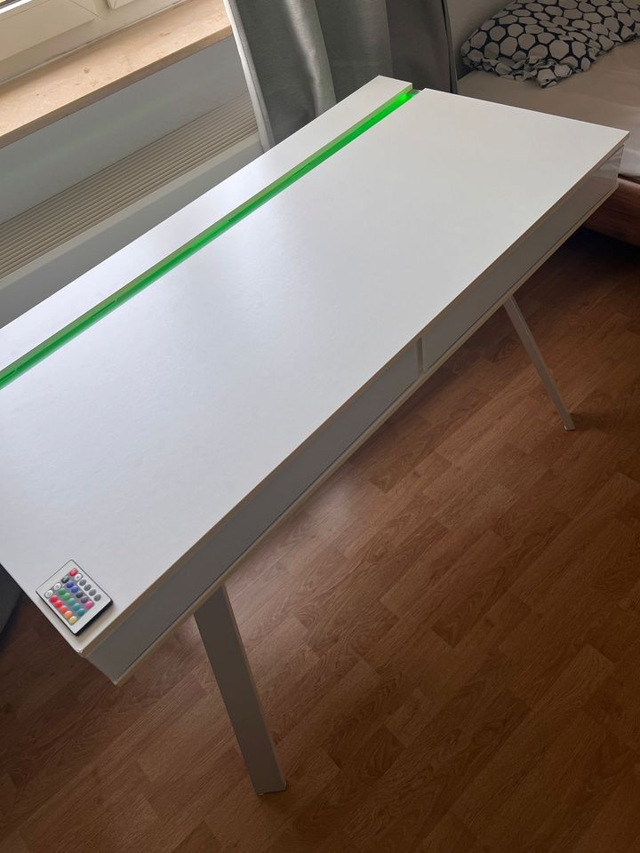 Schreibtisch /Tisch /Schminktisch in Düsseldorf