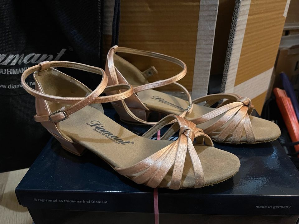 Tanzschuhe DIAMANT flach 36 37 nude Damen Satin Leder Sandale RAR in Köln -  Ehrenfeld | eBay Kleinanzeigen ist jetzt Kleinanzeigen