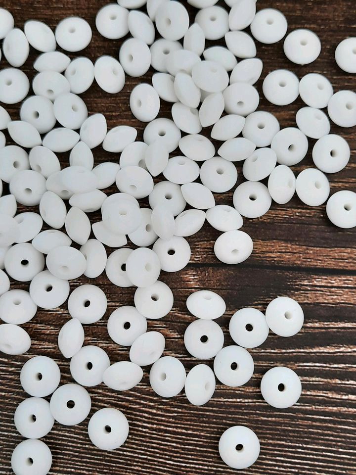 Linsenperlen aus Silikon weiß für Schnullerketten in Medebach