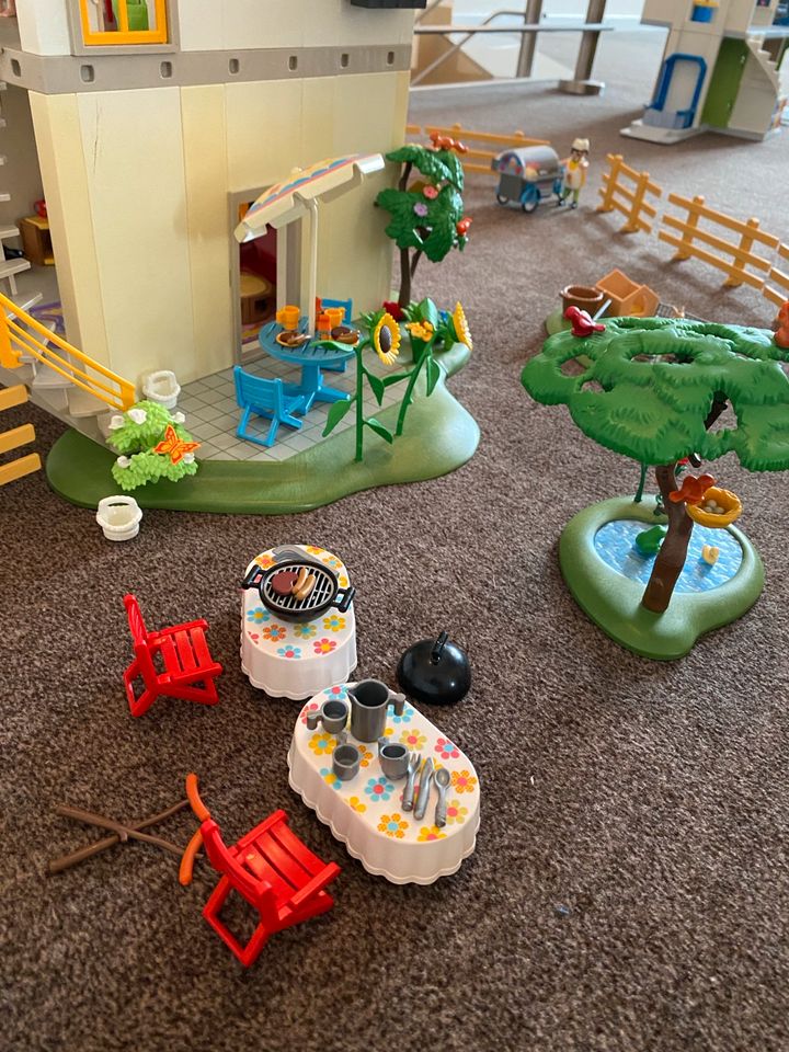 Playmobil Familien Haus - 3-Stockwerke mit Garten und Auto in Trittau